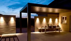 Beleuchtete Terrasse bei Nacht